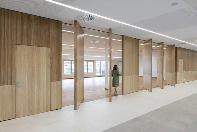Die Pivot-Türen des neuen Konferenzraums sollen für eine nahtlose Verbindung zum Foyer sorgen.  | Foto: Markus Schieder