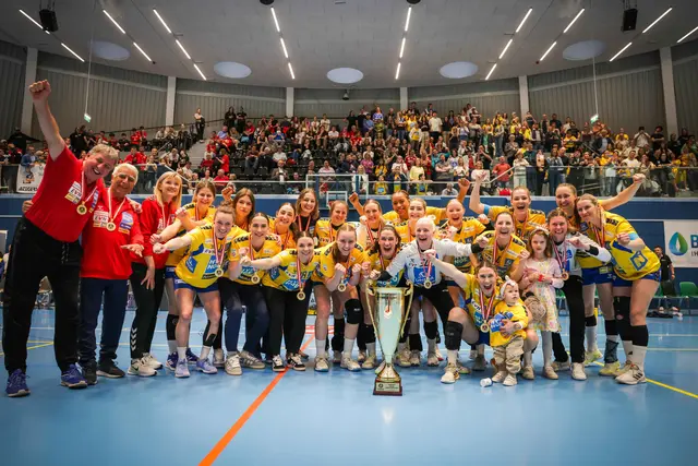 Die Spielerinnen von Hypo Niederösterreich feiern nach dem Gewinn des Supercups ihren dritten Titel in der Saison. | Foto: GEPA pictures