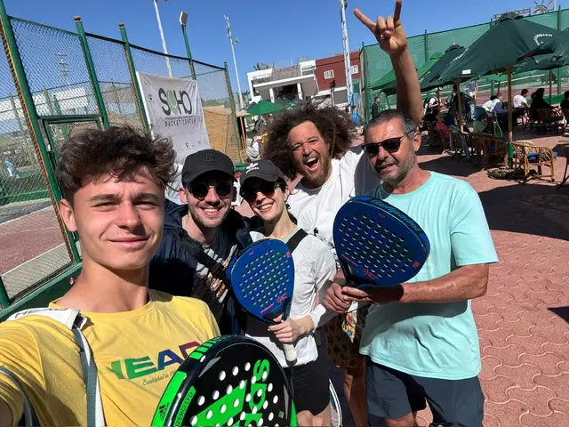 Der Tennis-Lokalmatador Nico Hipfl (1. v. l.) und der amerikanische Sänger Redfoo (2. v. r.) sind die Stars des kommenden Groß-Events. | Foto: Hipfl