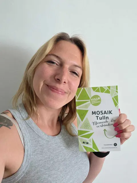 Sandra Unterlechner hält den bald erscheinenden Geschichtensammelband bereits in Händen. | Foto: Unterlechner