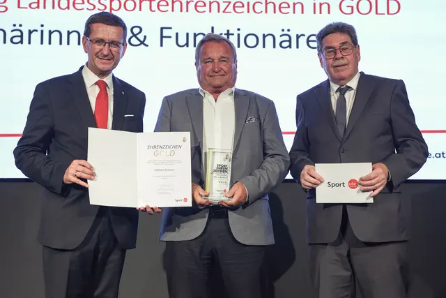 Willi Krkosch mit dem Sportehrenzeichen in Gold. | Foto: LandOÖ/Kauder