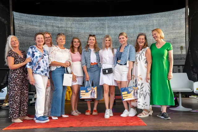 Die Teilnehmer der Shopping Queens mit Begleitung und Jury im "Shopping Horn". | Foto: Alena Kauer