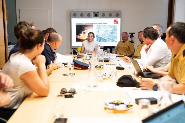 Einsatzbesprechung an der BH Lienz mit BM Totschnig, LRin Mair und Bezirkshauptfrau Bettina Heinricher. | Foto: Land Tirol