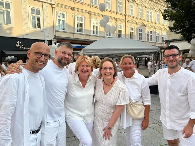 Christian Ecker, Stefan Eitler, Helga Krismer, Sabine Macha, Martina Weißenböck und Enli Konci, die "Grünen" ausnahmsweise in weiß | Foto: Weber