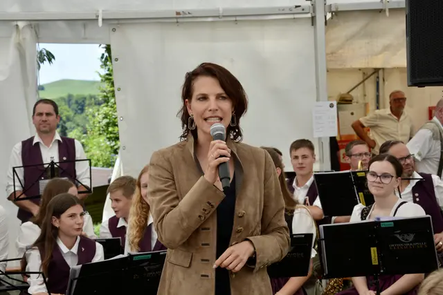 „Die heilige Erentrudis ist ein Vorbild für Nächstenliebe, Glaubensstärke und verantwortungsvolles Handeln. Es ist bemerkenswert, wie sehr sie 1300 Jahre nach ihrem Wirken in Salzburg noch immer die Menschen verbindet“, so Edtstadler. | Foto: Kurcz