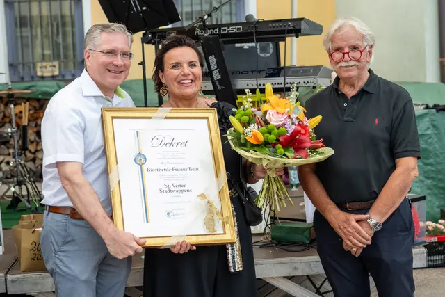 St. Veiter Stadtwappen wurde an Friseur Bein übergeben.