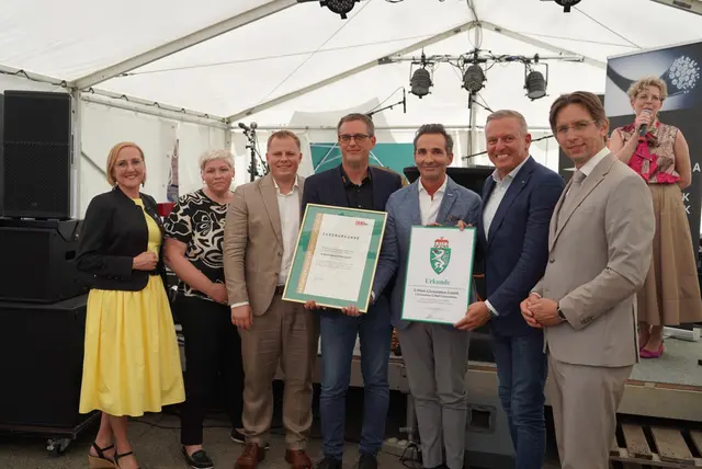 LH Mario Kunasek überreichte an Arnold Prattes, Geschäftsführer der E-Werk Gleinstätten GmbH mit weiteren Ehrengästen das Landeswappen.  | Foto: Land Steiermark