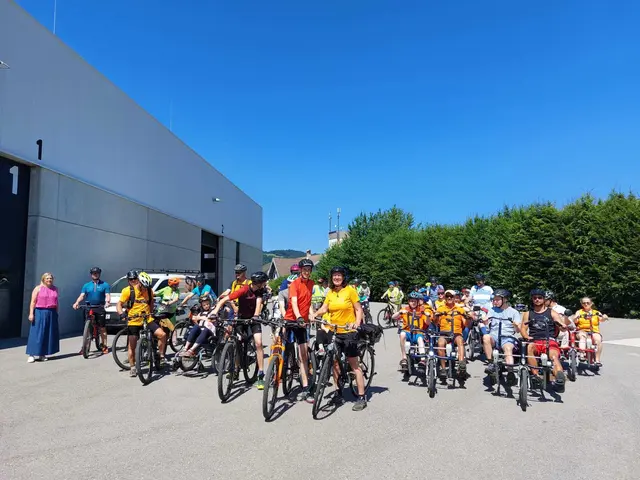 Mehr als 80 Personen waren beim Radtag gemeinsam Richtung Pupping unterwegs und besuchten die Firma Wiesinger Raumausstattung. | Foto: Joachim Reder/Institut Hartheim