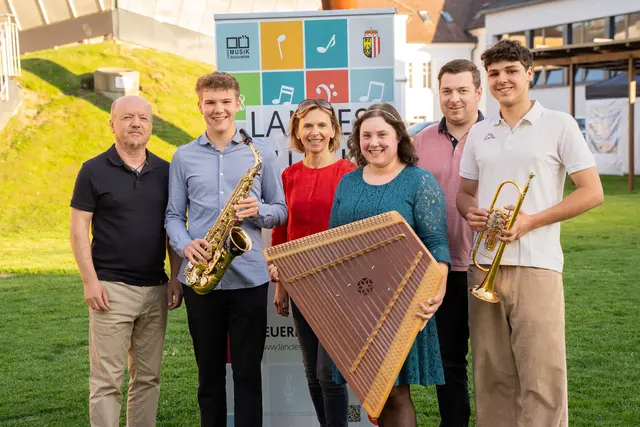 Klaus Bräuer, Marvin Resch (Saxophon), Roswitha Steindl, Anita Willerstorfer (Hackbrett), Christoph Schreiner und Nils Zethofer (Trompete). | Foto: Ch. Mühlböck/LMS Peuerbach