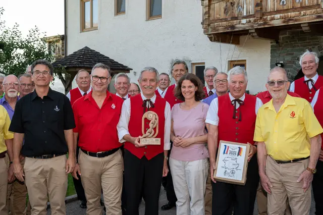 V. l. n. r.: Bruno Papaz (Chorleiter Entresol), Patrick Boujet (Obmann Entresol), Wolfgang Niedermayr (Chorleiter Sängerbund Hötting), , Gemeinderätin Karoline Obitzhofer (Stadt Innsbruck), Helmut Westermayr (Obmannstellvertreter Sängerbund Hötting), Robert Huiban (Entresol, Künstler Gastgeschenk) | Foto: Sigl