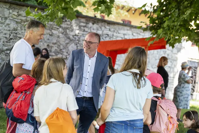 Auch Bürgermeister Alexander Stangassinger mischte sich unter die zahlreichen Kinderstudierenden. | Foto: Michael Namberger