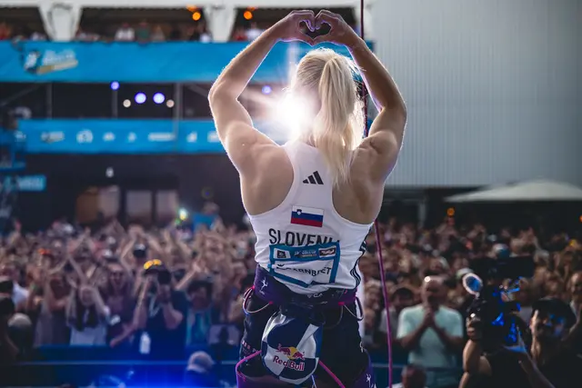 Bei den Damen vollendete die slowenische Olympiasiegerin Janja Garnbret am Sonntagabend zum insgesamt vierten Mal das „Innsbruck-Double“.  | Foto: KVÖ/Valancic