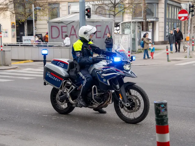 Ein Motorradpolizist kontrollierte einen 21-jährigen Pkw-Lenker. Dieser flüchtete während der Verkehrskontrolle. (Archiv) | Foto: Valentina Marinelić/MeinBezirk