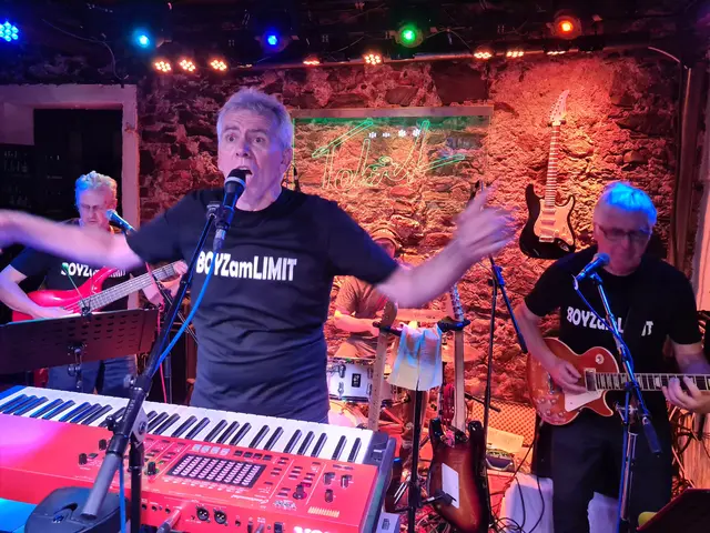 Die Band "BoyzAmLimit" aus dem Lungau interpretierte am 27. Juni 2025 Hits und auch teils recht unbekannte Songs aus der internationalen Rock-Geschichte und sorgte damit beim zahlreich ins "Tatort" in Tamsweg gekommenen Publikum für beste Stimmung. | Foto: pjw/peter bolha
