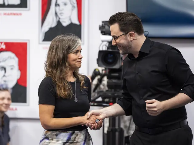 Moderator Peter Fässlacher gratuliert Bachmannpreisträgerin Natascha Gangl in Klagenfurt zum Sieg.  | Foto: WOLFGANG JANNACH / APA / picturedesk.com