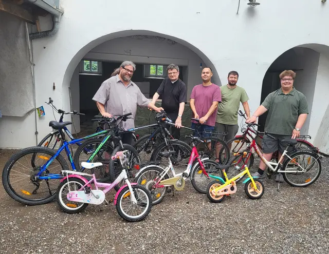 v.li.n.re.: Helfer Klaus Bergmaier, Pfarrprovisor Matthias Martin (Pfarre Stein), Initiator Robert Munteanu, Helfer Nicolaie Karacioni und Paul Bergmaier mit einem Teil der gespendeten Räder in Steiner Pfarrhof kurz vor dem Verladen | Foto: Andrea Bergmaier