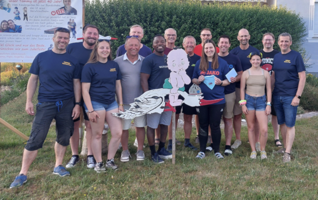 Der Storch ist gelandet: Gratulationen der Kameraden an Nadja Schmid (mit Windel) und Thomas Pfabigan (mit Umschlag) | Foto: FF Waidhofen/Thaya