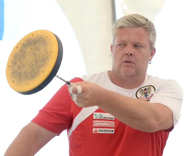 Der Wolfauer Markus Bischof holte gleich drei Goldmedaillen im Stocksport Weitenbewerb-Europacup. | Foto: Matthias Winkler