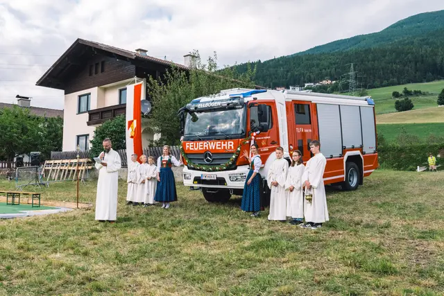 Große Freude bereitet das neue Tanklöschfahrzeug TLFA 3000/100 der Feuerwehr Ellbögen. Feierlich begrüßt wurde es am Freitagabend bei der Fahrzeugsegnung am Festplatz in St. Peter.  | Foto: Pernsteiner