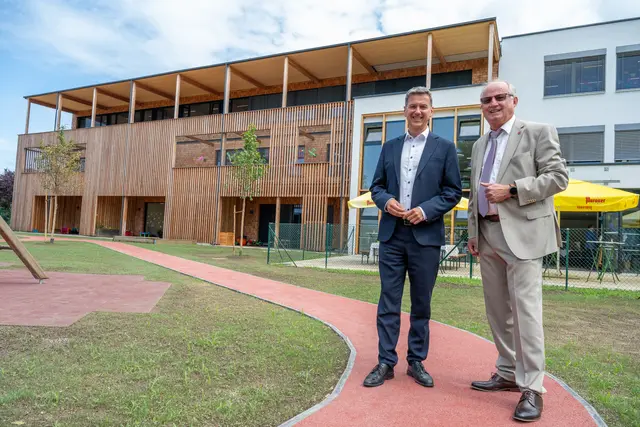 Landesrat Daniel Fellner und Bürgermeister Franz Ragger freuen sich über die Eröffnung des neuen Bildungscampus in Maria Rain.  | Foto: Dieter Arbeiter