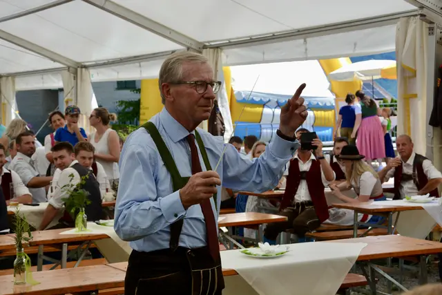 Für Landeshauptmann Wilfried Haslauer dirigierte den Alt-Starhembergmarsch. | Foto: Kurcz
