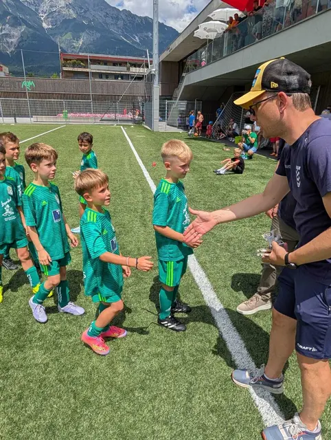 Obmann Rene Meixger gratuliert dem Nachwuchsmannschaften zum erfolgreichen Turnier. | Foto: SK Rum