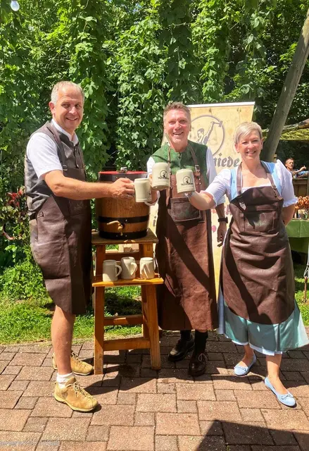 Christian Mader (l.) und Nicole Eder (r.) feierten Mit Mario Scheckenberger das Jubiläum seiner Bierschmiede. | Foto: Bierschmiede