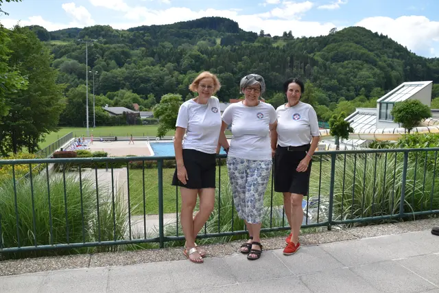 Die Badretterinnen Sonja Reßl, Eva Hottenroth und Anita Kraus kümmern sich im Scheibbser Allwetterbad um die Sicherheit der Badegäste. | Foto: Roland Mayr/MeinBezirk Scheibbs