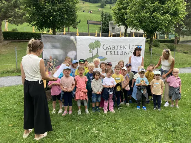 Die Kindergartenkinder aus St. Anton am Arlberg und ihre Pädagoginnen nahmen die musikalische Gestaltung vor.  | Foto: Elisabeth Zangerl