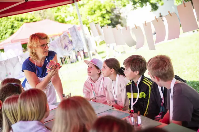 Am 24. und 25. Juni verwandelte sich die Pernerinsel in Hallein in ein Mitmach-Universum für Kinder.  | Foto: Michael Namberger