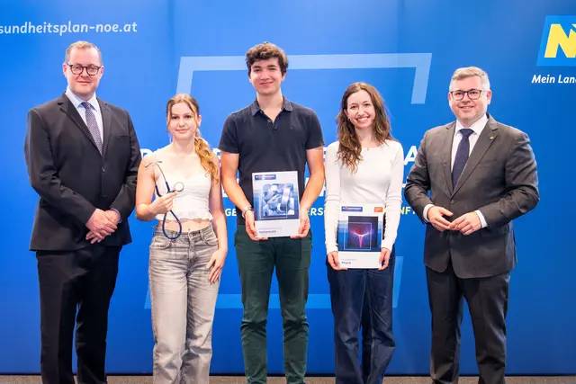 v.l.n.r.: NÖ LGA Leitung Abteilung Personal &amp; Organisation Rupert Schreiner,
Landesrat Ludwig Schleritzko mit den Kursteilnehmerinnen vom Vorbereitungskurs „NÖ studiert Medizin“(v.l.) Leonie Sonntag, Gibisch Viktor und Gibisch Eloise. | Foto: NÖ LGA / Daniela Matejschek
