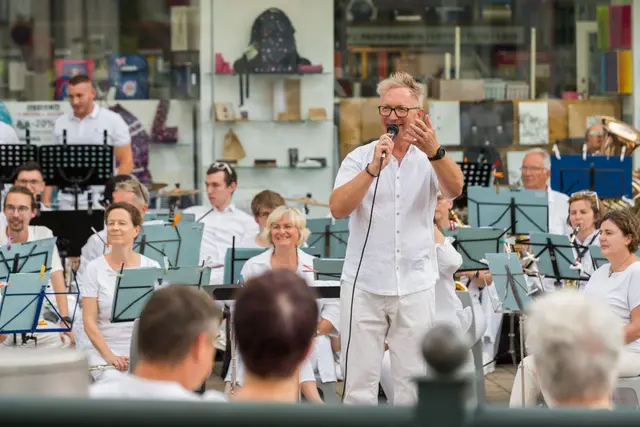 Die Stadtmusik Baden mit Alexander Cachée spielt in der Innenstadt. | Foto: Alexander Felten