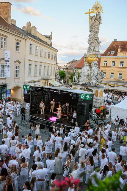 Samt auf der Bühne am Hauptplatz | Foto: Alexander Felten