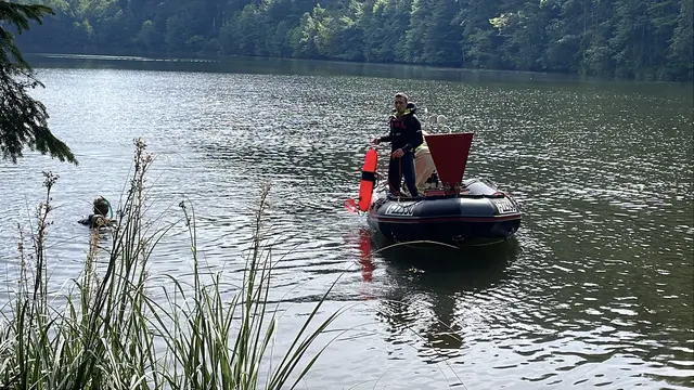 Die Rettungstaucher kämpften mit extrem schlechter Sicht unter Wasser.  | Foto: ZOOM.Tirol