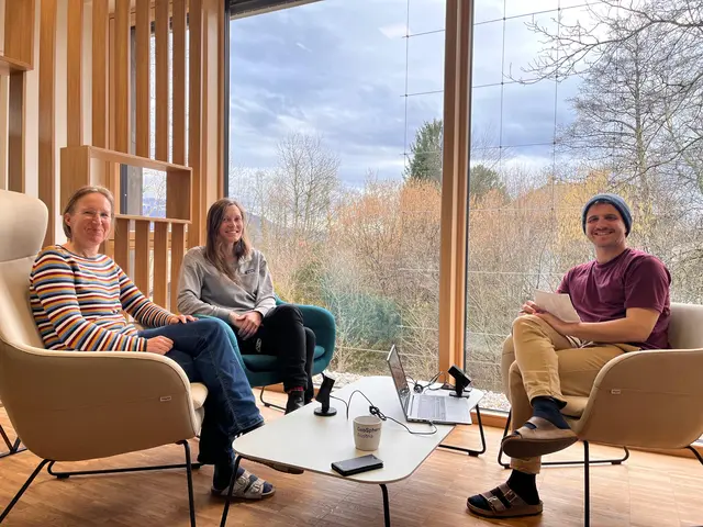 Aufnahme zur Folge 2 des neuen Podcasts der GeoSphere Austria. Im Bild v.l.: Die Lawinenexpertinnen und Meteorologinnen Claudia Riedl und Veronika Krieger im Gespräch mit Christian Resch. | Foto: GeoSphere Austria/Heuberger