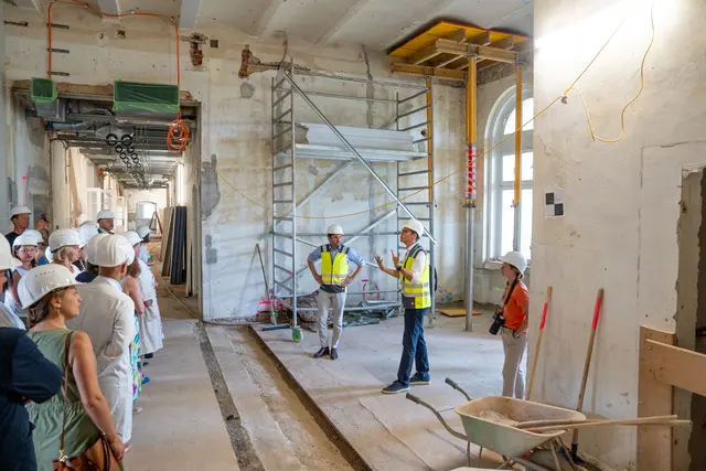 Bei einer Führung durch den Rohbau gab es Informationen zum Bauprojekt.  | Foto: Valentina Marinelić/MeinBezirk