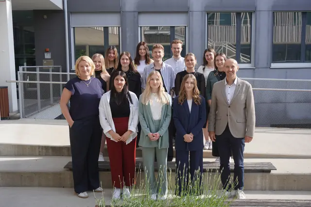 Abschlussklasse Büro: (v.l.n.r., 1. Reihe): KV Annelies Senfter, Nadine Leiter, Jasmin Bstieler, Verena Steiner, Dir. Klaus Oberegger; 2. Reihe: Chiara Waldner, Vanessa Fuetsch, Kilian Woltsche, Leonie Debon, Laura Mattersberger; 3. Reihe: Stefanie Steiner, Christina Thaler, Markus Bachmann, Corinna Mayr, Lukas Januschke (nicht im Bild). | Foto: TFBS Lienz