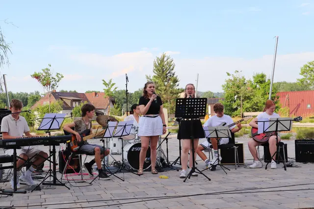 In unterschiedlichen Ensembles rockten zwölf Mitglieder der All Seasons Band unter der Leitung von Petra Schwarzl die Seebühne in Kalsdorf.  | Foto: Edith Ertl
