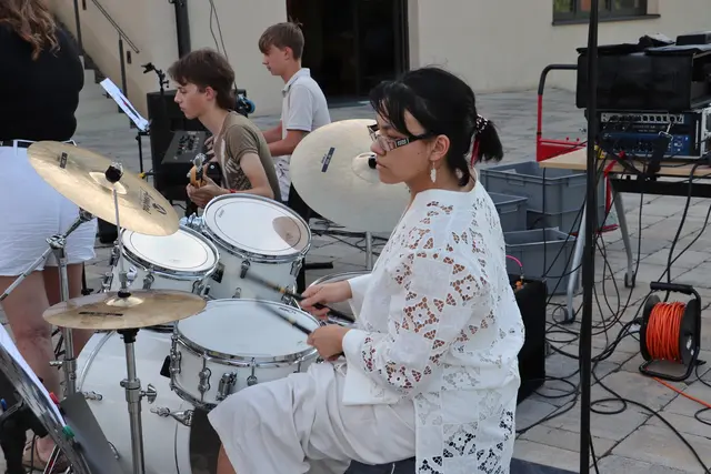 Die Ensembles wechselten, aber Karin Terada begleitete alle Songs am Schlagzeug.  | Foto: Edith Ertl