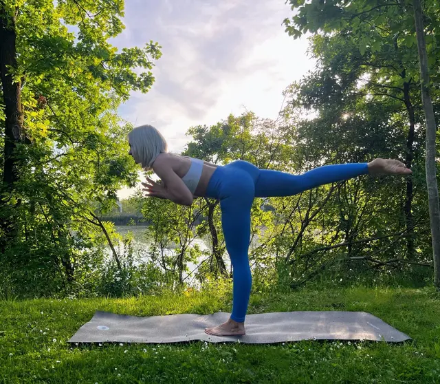 Birgit Müller lädt zum Outdoor-Yoga am Teich in Bodensdorf. | Foto: birgitmueller.at