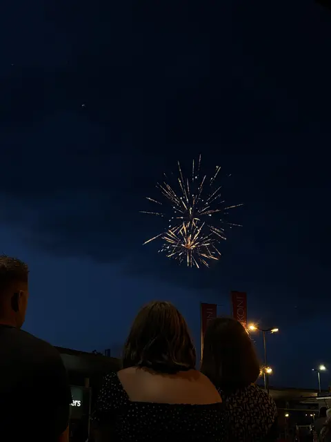 Den krönenden Abschluss bildete das große Feuerwerk. Der Himmel über dem Shopping Horn erstrahlte in leuchtenden Farben und sorgte für staunende Gesichter. | Foto: Alena Kauer