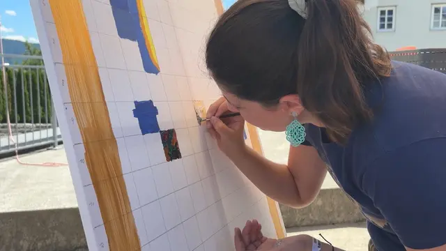 Gemeinsam wird das Bild der heiligen Erentrudis gemalt. | Foto: Kurcz
