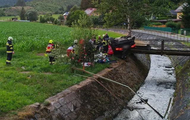 Der Pkw wurde durch den Anprall an der Leitschiene in die Luft katapultiert und kam neben dem Mellachbach zum Stillstand | Foto: Feuerwehr Althofen