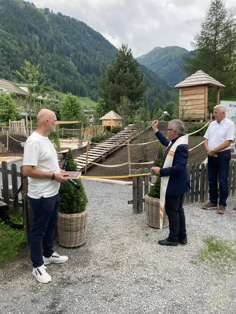 Pfarrer Attila Simon segnete den neuen klimafitten Kinderspielplatz.  | Foto: Elisabeth Zangerl