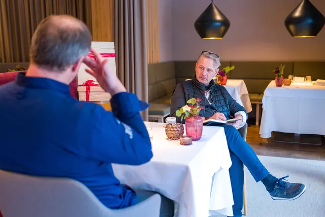 "Unser Betrieb und meine Kochlinie standen an erster Stelle. Krankheit hatte keinen Platz in meiner Planung", erzählt Andreas Döllerer MeinBezirk chefredakteur Martin Schöndorfer über seine Krankheit. | Foto: Marc Stickler