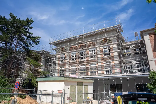 In den Pavillon 13 der Klinik Hietzing wird 2026 die Zentrale Notaufnahme und das Institut für Labormedizin einziehen.  | Foto: Valentina Marinelić/MeinBezirk