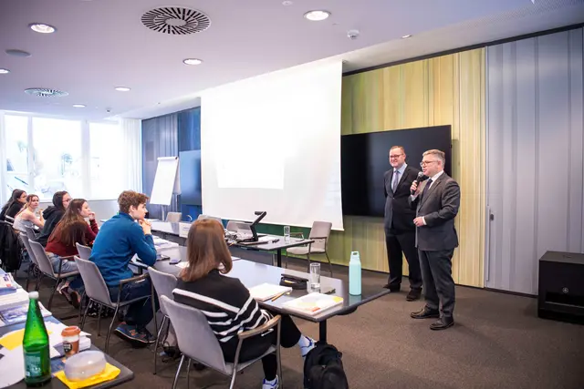 Landesrat Ludwig Schleritzko beim Vorbereitungskurs „NÖ studiert Medizin“. | Foto: NÖ LGA / Daniela Matejschek
