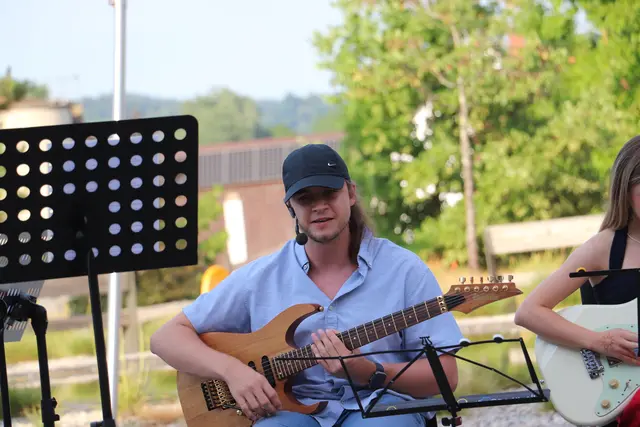 Lukas Raab, Gitarrist, Sänger und Komponist ist von Geburt an blind. Der 27-jährige Kalsdorfer studiert Dolmetsch und absolviert derzeit sein Masterstudium  | Foto: Edith Ertl