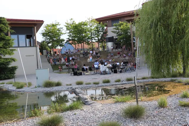 Die Seebühne im Sankt Anna Park in Kalsdorf ist an Sommerabenden der ideale Platz für ein Open Air.  | Foto: Edith Ertl