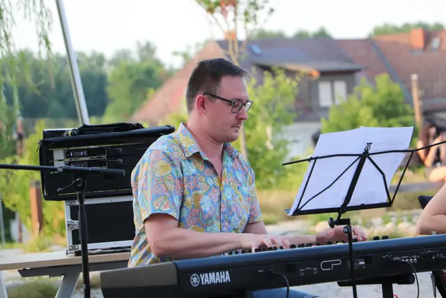 Wolfgang Köberl am Klaviar, als Gitarrist hatte er einen Soloauftritt.  | Foto: Edith Ertl